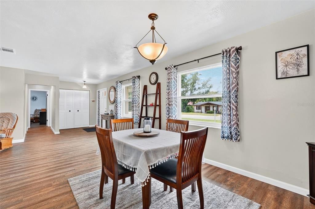 合同活跃: $199,900 (2 贝兹, 1 浴室, 1218 平方英尺)