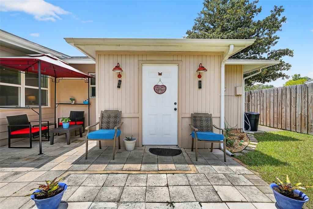 合同活跃: $199,900 (2 贝兹, 1 浴室, 1218 平方英尺)