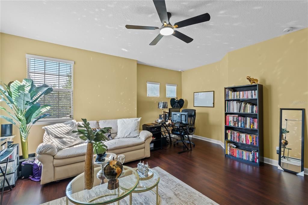 Под контрактом: $934,900 (4 спален, 3 ванн, 3938 Квадратных фут)