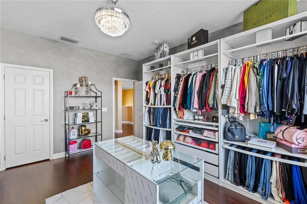 Под контрактом: $934,900 (4 спален, 3 ванн, 3938 Квадратных фут)