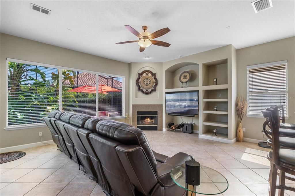 Под контрактом: $934,900 (4 спален, 3 ванн, 3938 Квадратных фут)