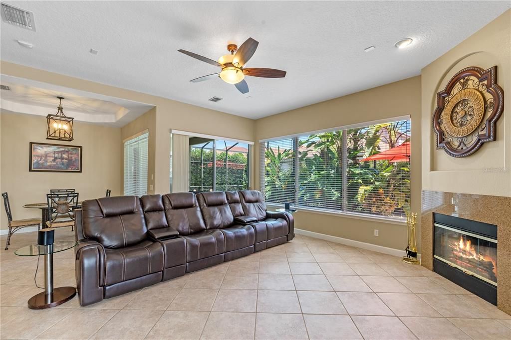 Под контрактом: $934,900 (4 спален, 3 ванн, 3938 Квадратных фут)