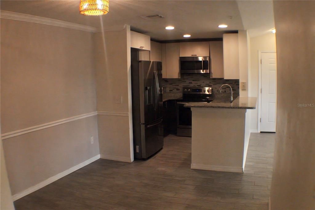 For Sale: $194,920 (2 beds, 1 baths, 871 Square Feet)