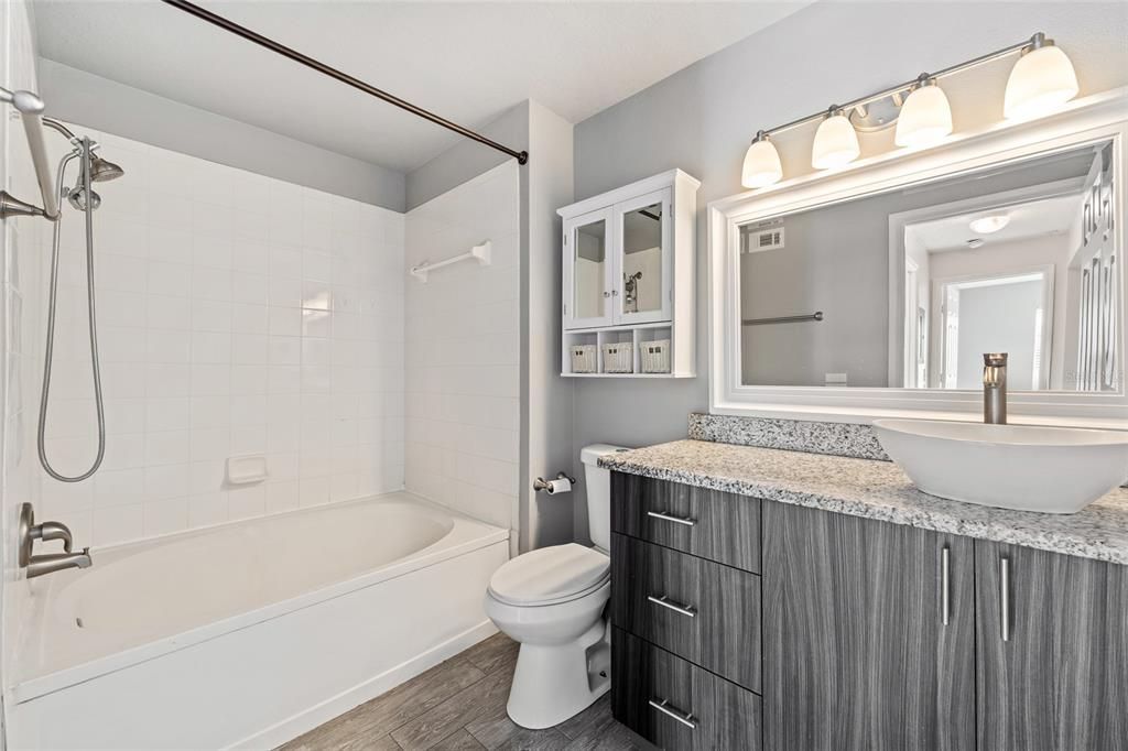 For Sale: $194,920 (2 beds, 1 baths, 871 Square Feet)