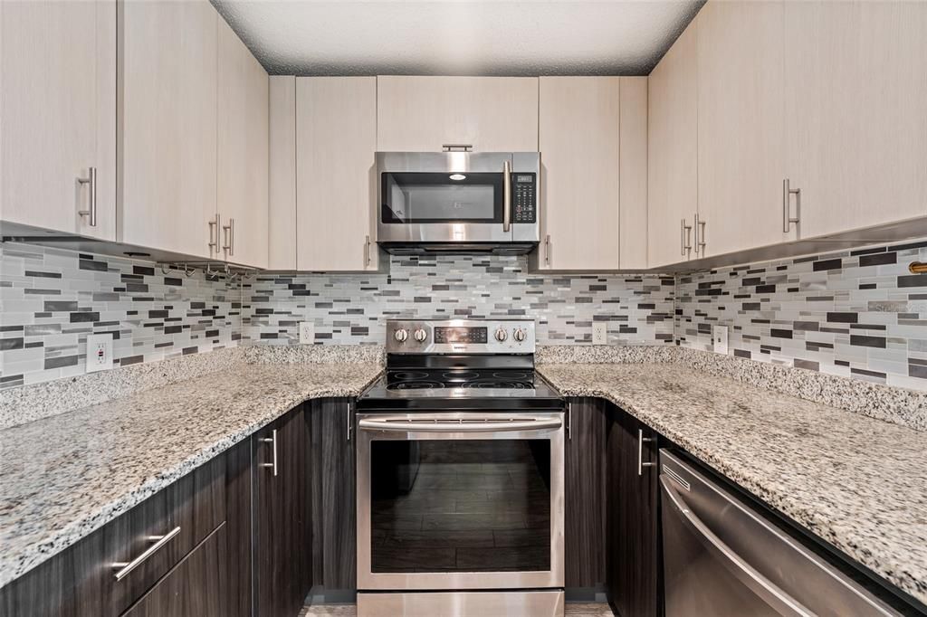 For Sale: $194,920 (2 beds, 1 baths, 871 Square Feet)