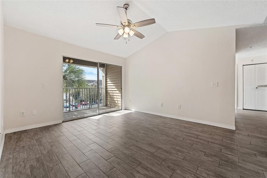 For Sale: $194,920 (2 beds, 1 baths, 871 Square Feet)