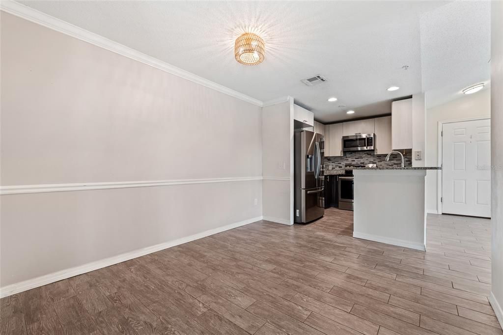 For Sale: $194,920 (2 beds, 1 baths, 871 Square Feet)