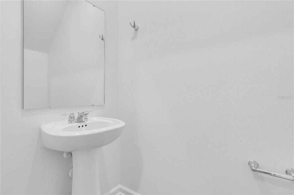 For Rent: $2,250 (5 beds, 2 baths, 2210 Square Feet)