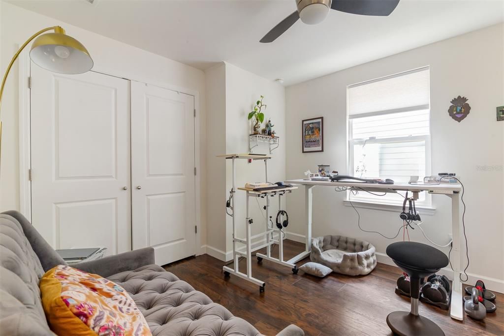 Activo con contrato: $439,000 (4 camas, 2 baños, 1829 Pies cuadrados)