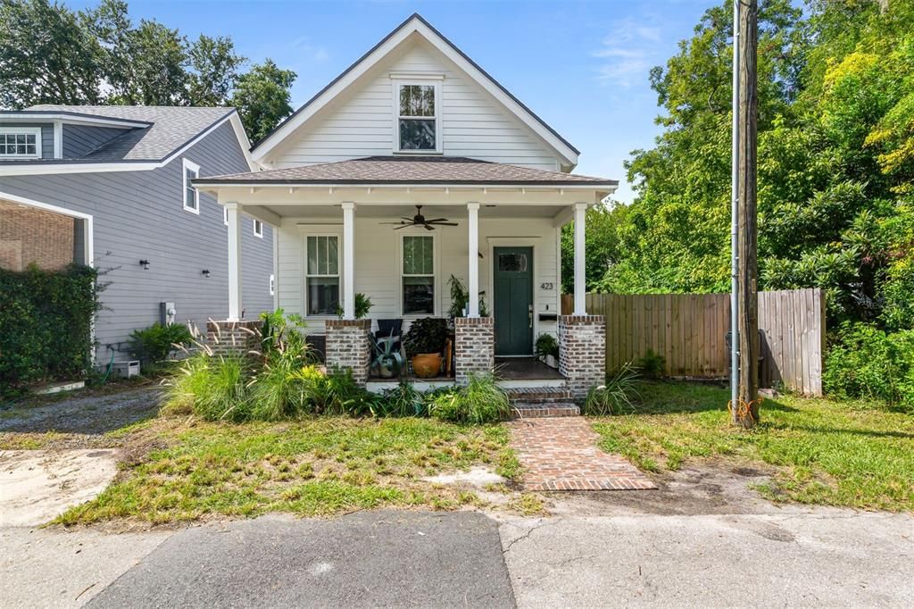 Activo con contrato: $439,000 (4 camas, 2 baños, 1829 Pies cuadrados)