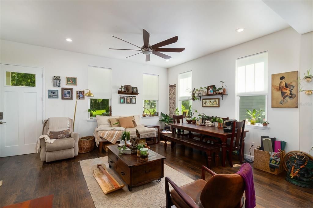 Activo con contrato: $439,000 (4 camas, 2 baños, 1829 Pies cuadrados)