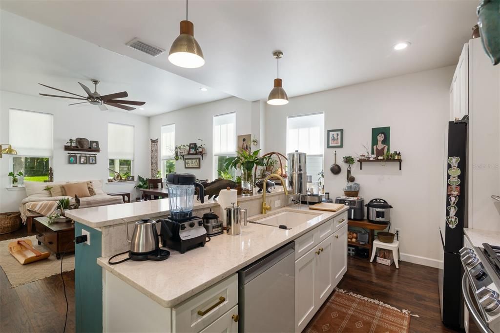 Activo con contrato: $439,000 (4 camas, 2 baños, 1829 Pies cuadrados)