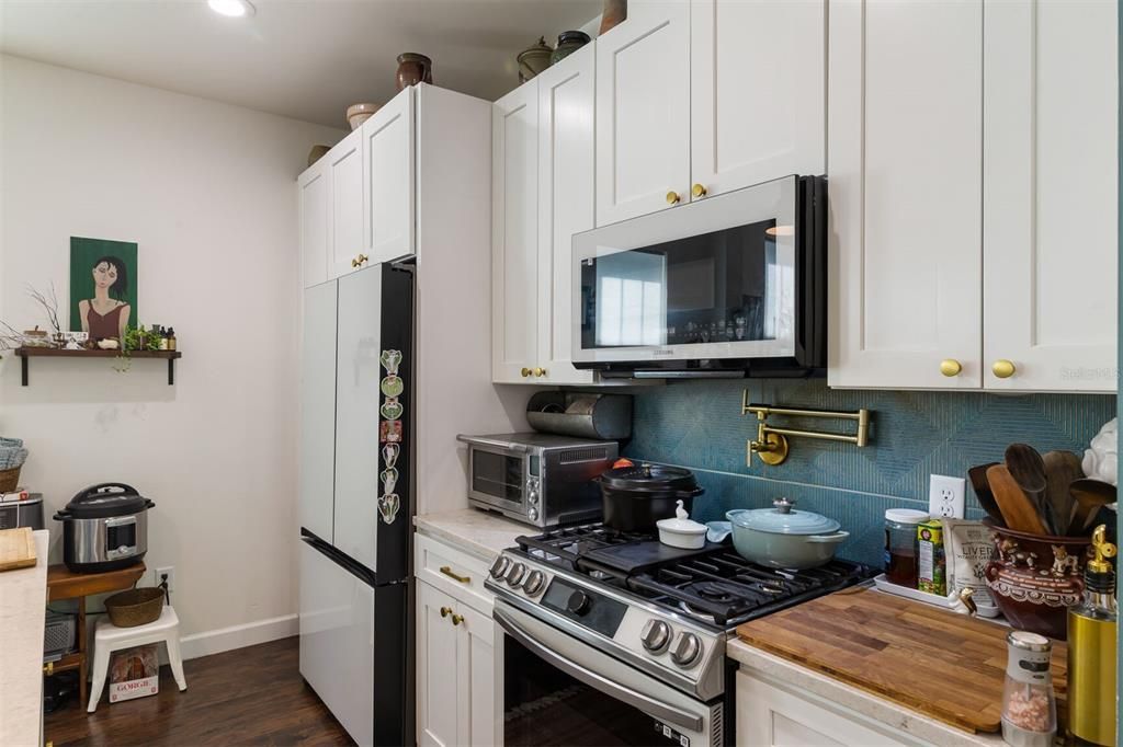 Activo con contrato: $439,000 (4 camas, 2 baños, 1829 Pies cuadrados)