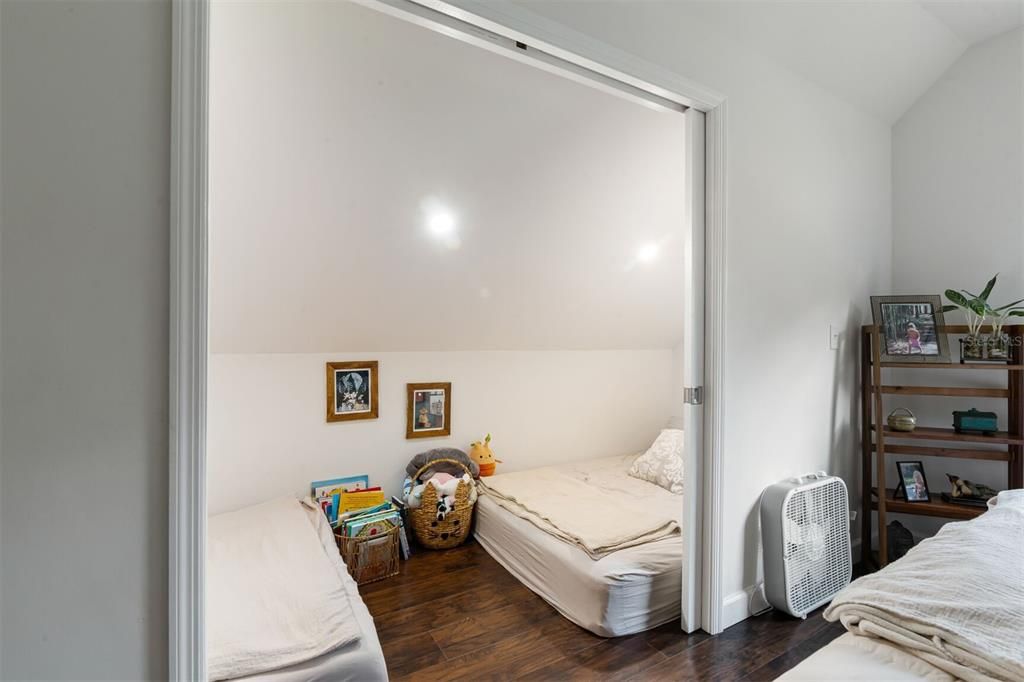 Activo con contrato: $439,000 (4 camas, 2 baños, 1829 Pies cuadrados)