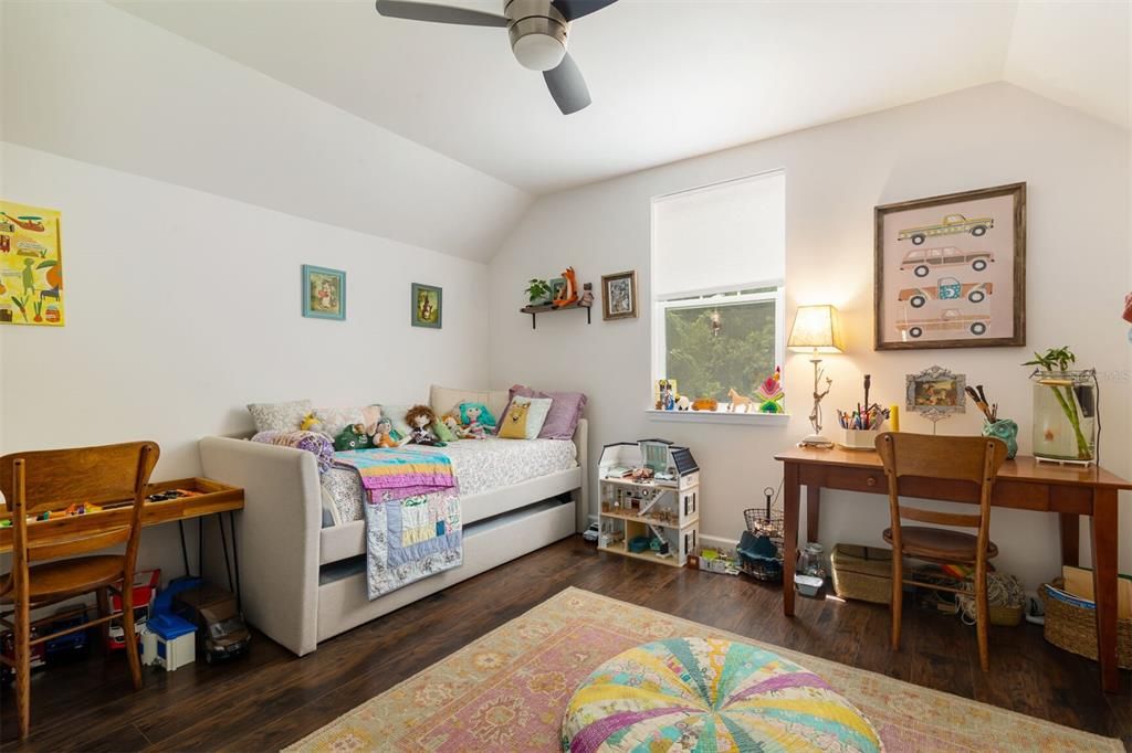 Activo con contrato: $439,000 (4 camas, 2 baños, 1829 Pies cuadrados)