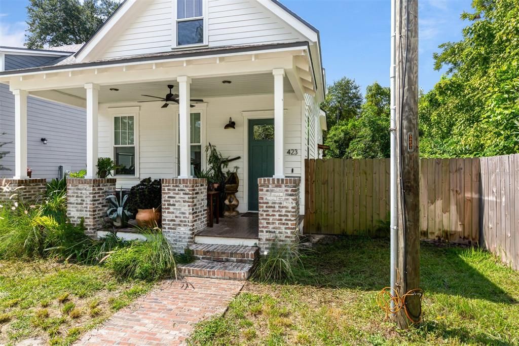 Activo con contrato: $439,000 (4 camas, 2 baños, 1829 Pies cuadrados)