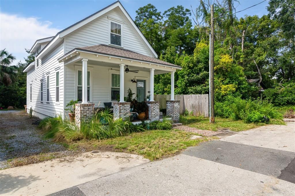 Activo con contrato: $439,000 (4 camas, 2 baños, 1829 Pies cuadrados)