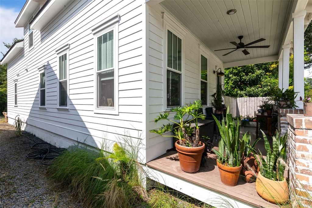 Activo con contrato: $439,000 (4 camas, 2 baños, 1829 Pies cuadrados)