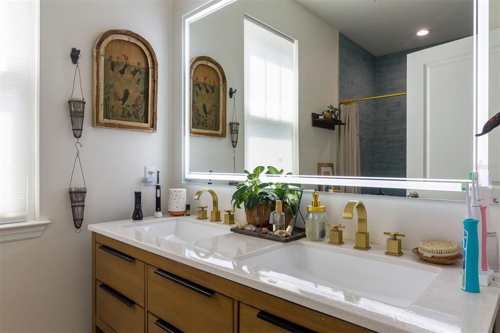 Activo con contrato: $439,000 (4 camas, 2 baños, 1829 Pies cuadrados)