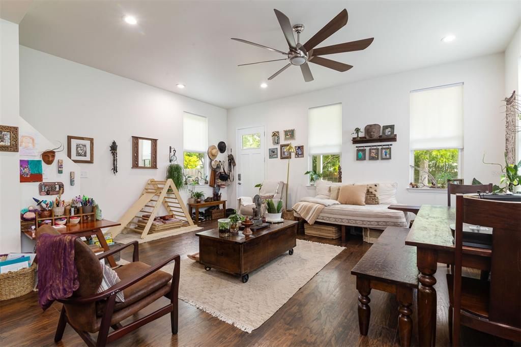 Activo con contrato: $439,000 (4 camas, 2 baños, 1829 Pies cuadrados)