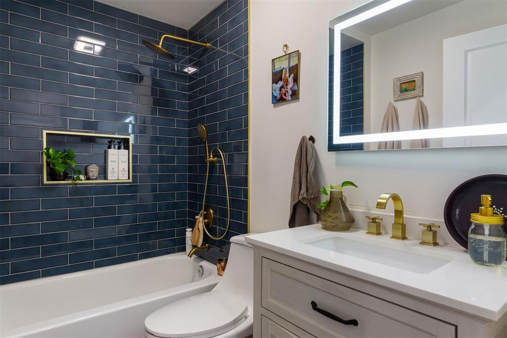 Activo con contrato: $439,000 (4 camas, 2 baños, 1829 Pies cuadrados)