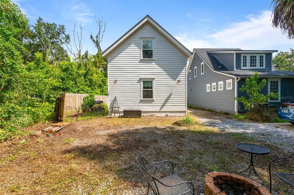 Activo con contrato: $439,000 (4 camas, 2 baños, 1829 Pies cuadrados)