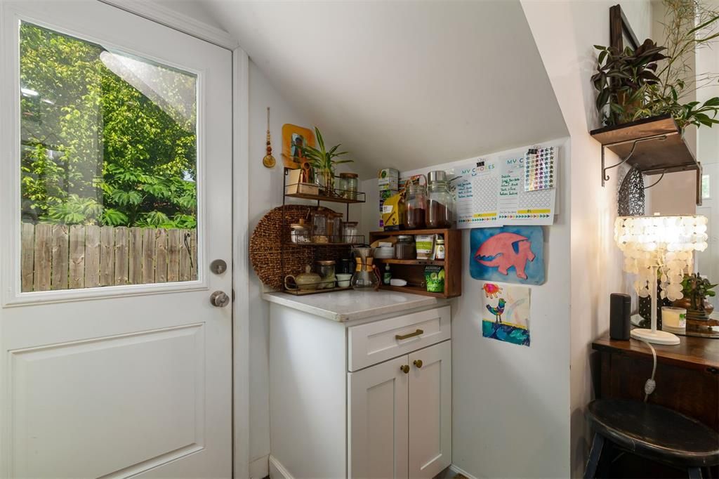 Activo con contrato: $439,000 (4 camas, 2 baños, 1829 Pies cuadrados)