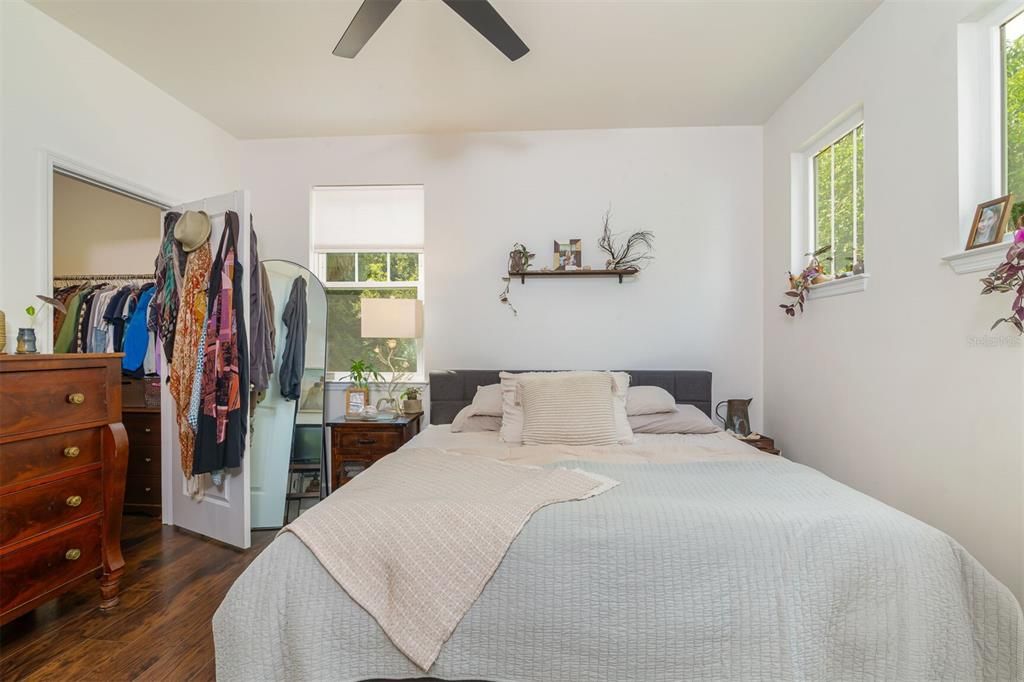 Activo con contrato: $439,000 (4 camas, 2 baños, 1829 Pies cuadrados)