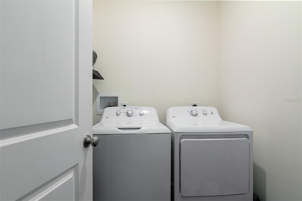 Activo con contrato: $439,000 (4 camas, 2 baños, 1829 Pies cuadrados)