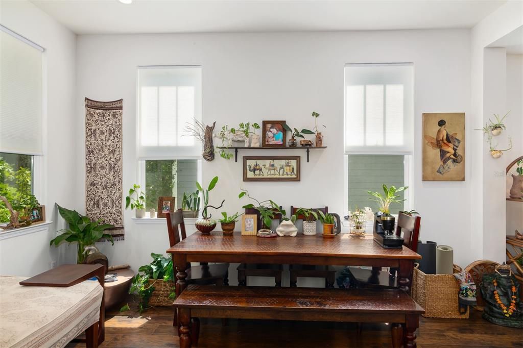 Activo con contrato: $439,000 (4 camas, 2 baños, 1829 Pies cuadrados)