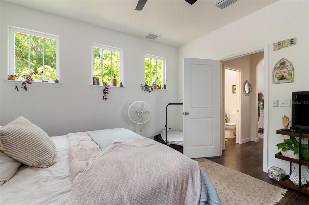 Activo con contrato: $439,000 (4 camas, 2 baños, 1829 Pies cuadrados)