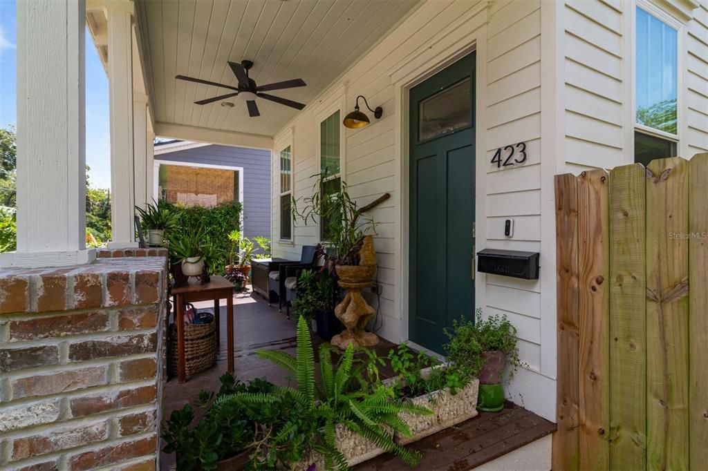 Activo con contrato: $439,000 (4 camas, 2 baños, 1829 Pies cuadrados)