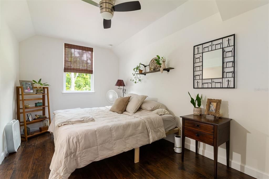 Activo con contrato: $439,000 (4 camas, 2 baños, 1829 Pies cuadrados)