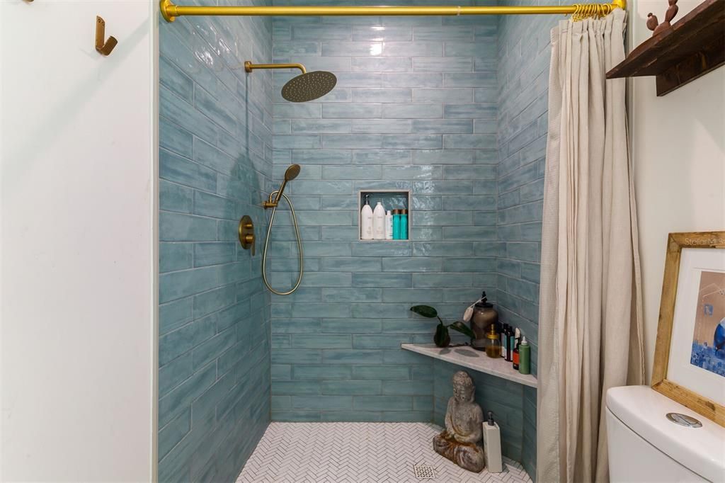 Activo con contrato: $439,000 (4 camas, 2 baños, 1829 Pies cuadrados)
