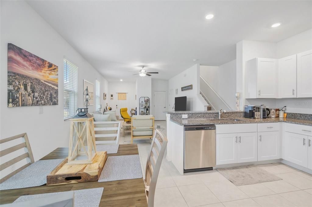 На продажу: $305,000 (2 спален, 2 ванн, 1541 Квадратных фут)