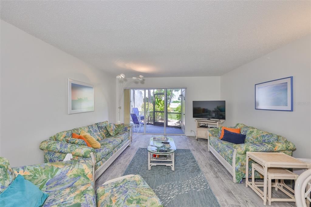 For Sale: $212,000 (2 beds, 2 baths, 1296 Square Feet)