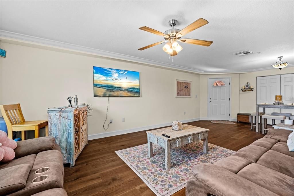 На продажу: $295,000 (2 спален, 2 ванн, 1334 Квадратных фут)