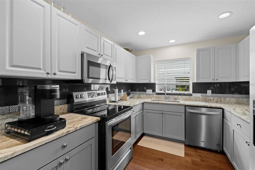 На продажу: $295,000 (2 спален, 2 ванн, 1334 Квадратных фут)