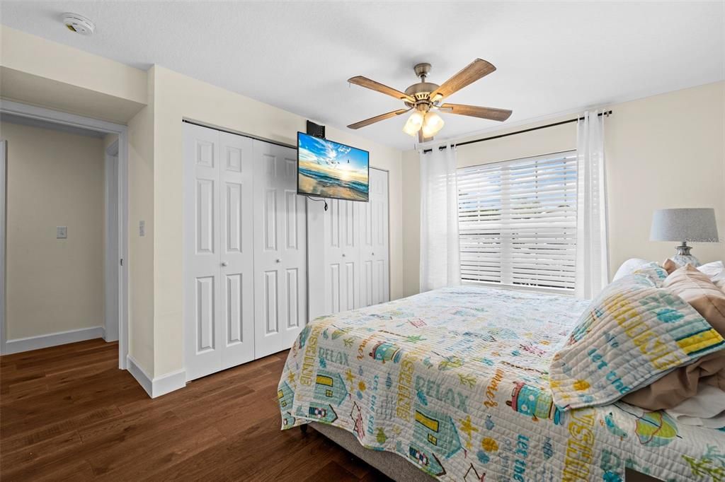 На продажу: $295,000 (2 спален, 2 ванн, 1334 Квадратных фут)