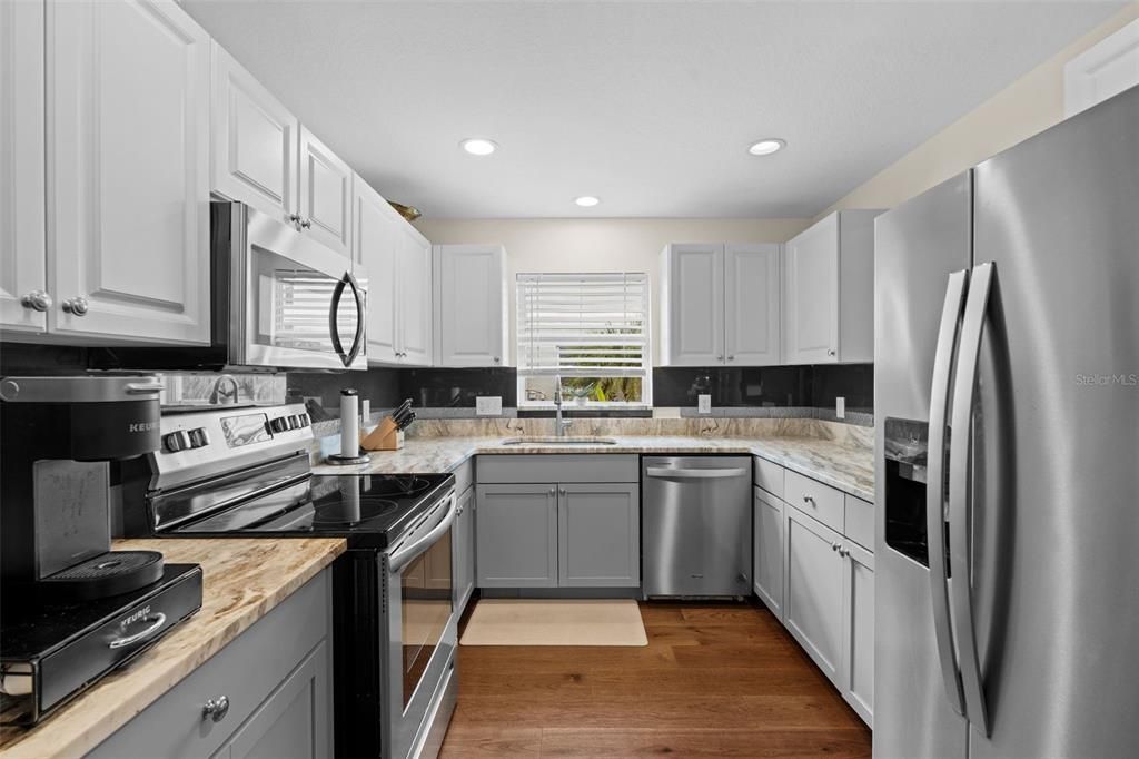 На продажу: $295,000 (2 спален, 2 ванн, 1334 Квадратных фут)