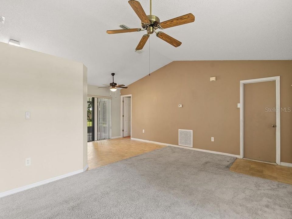 For Sale: $265,000 (3 beds, 2 baths, 1076 Square Feet)