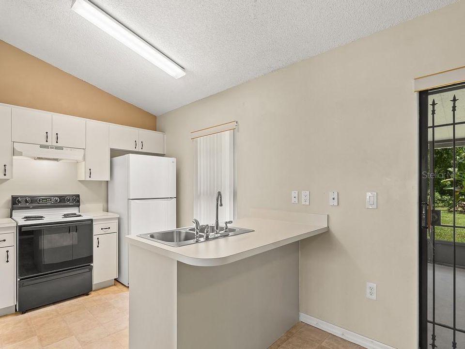 For Sale: $265,000 (3 beds, 2 baths, 1076 Square Feet)