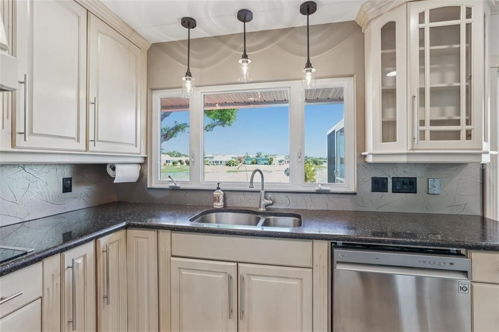 На продажу: $399,900 (2 спален, 2 ванн, 1603 Квадратных фут)