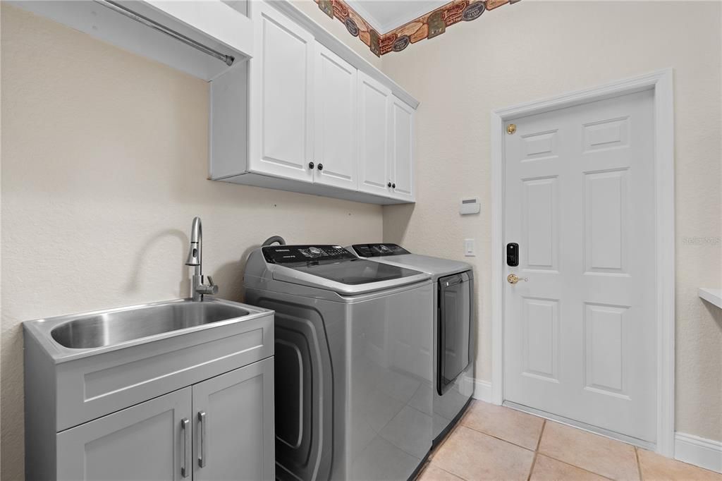 For Sale: $715,000 (4 beds, 3 baths, 2591 Square Feet)