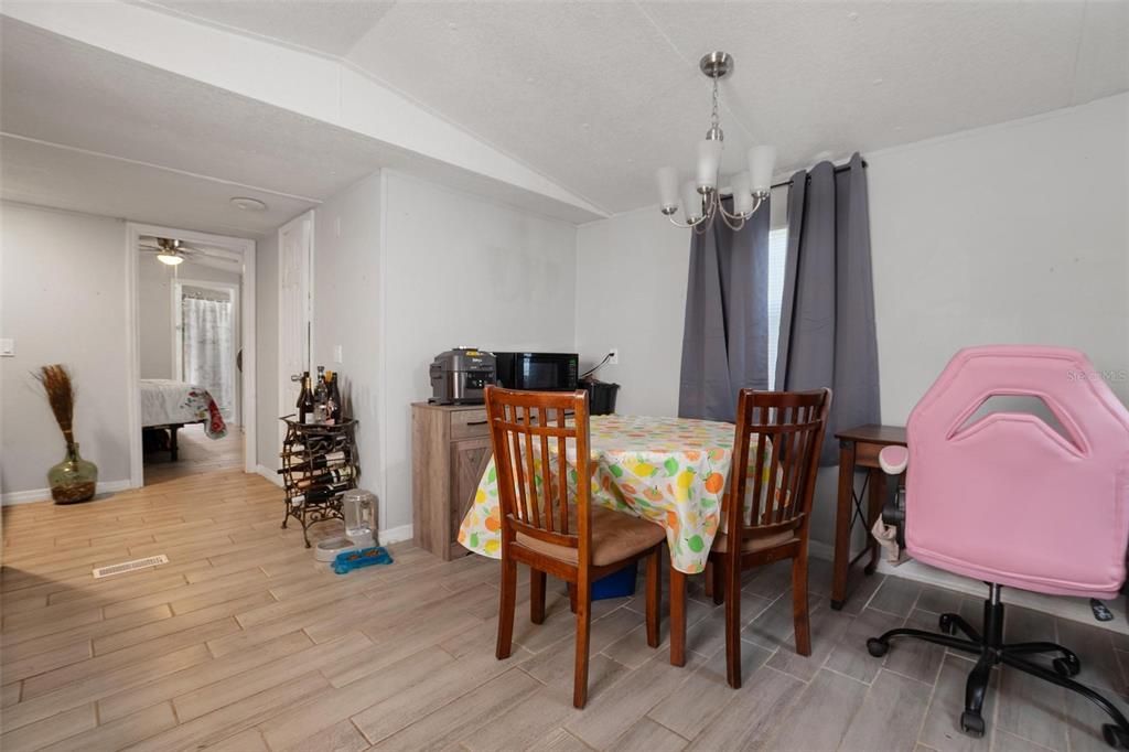 待售: $199,000 (3 贝兹, 2 浴室, 1064 平方英尺)