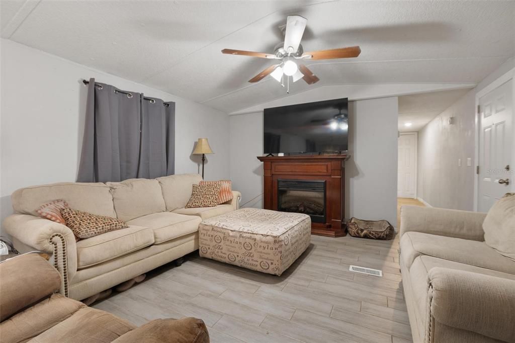 待售: $199,000 (3 贝兹, 2 浴室, 1064 平方英尺)