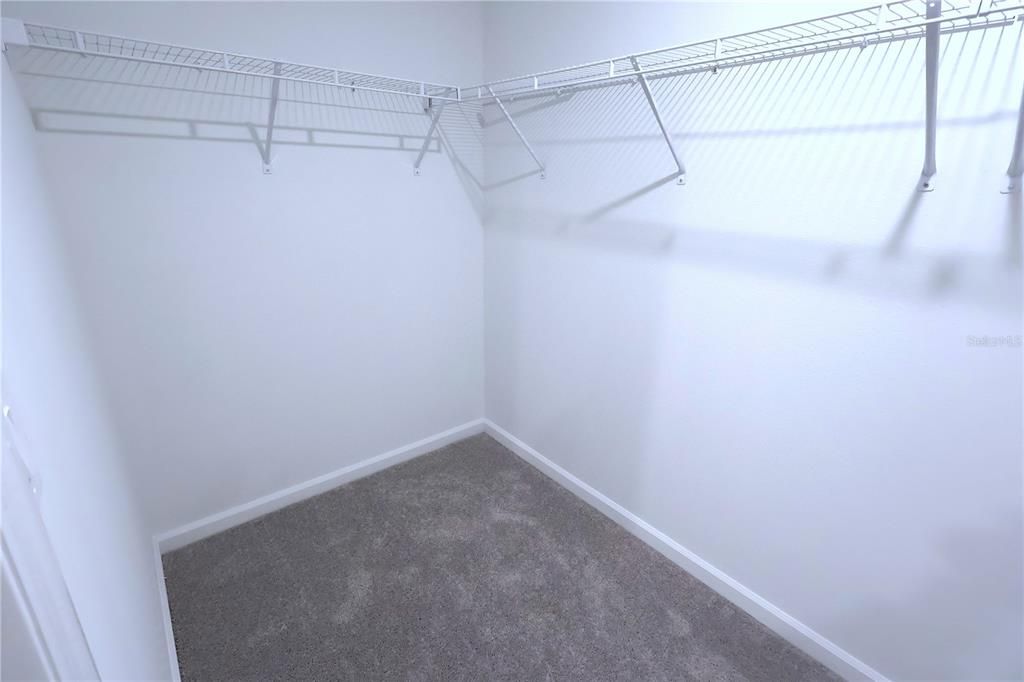 Activo con contrato: $1,950 (4 camas, 2 baños, 1874 Pies cuadrados)