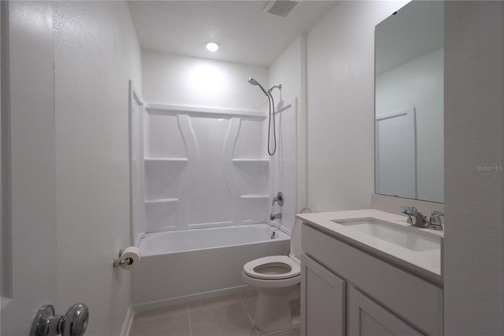 Activo con contrato: $1,950 (4 camas, 2 baños, 1874 Pies cuadrados)