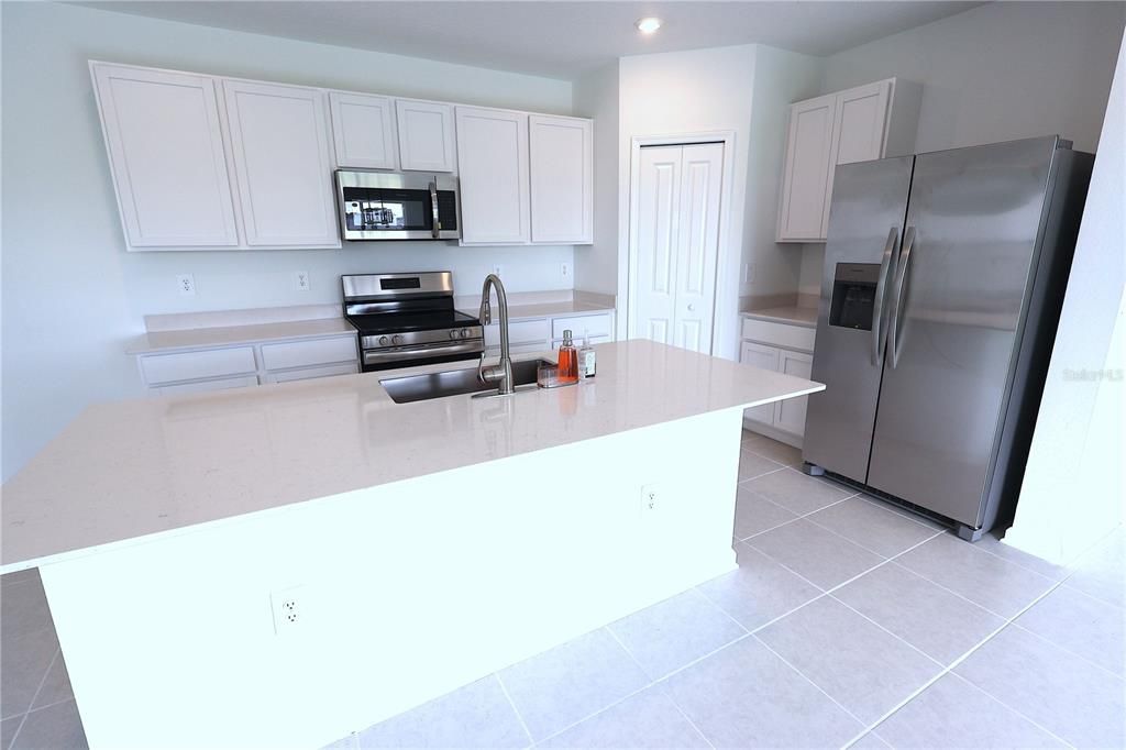 Activo con contrato: $1,950 (4 camas, 2 baños, 1874 Pies cuadrados)