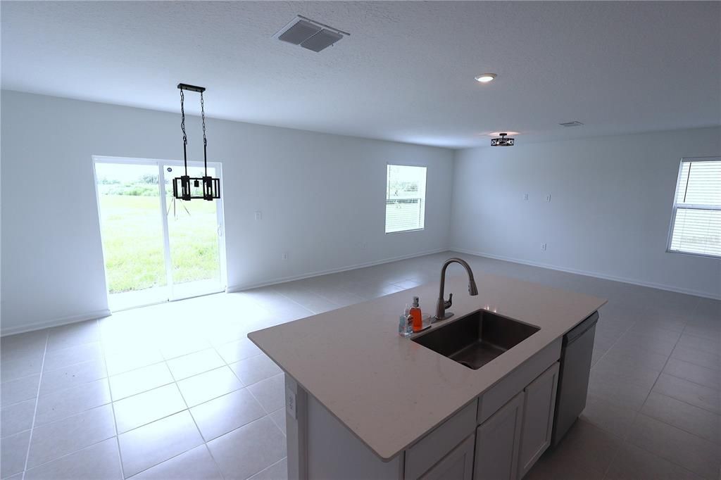 Activo con contrato: $1,950 (4 camas, 2 baños, 1874 Pies cuadrados)